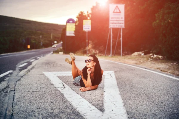 Bastante turista chica en el camino —  Fotos de Stock