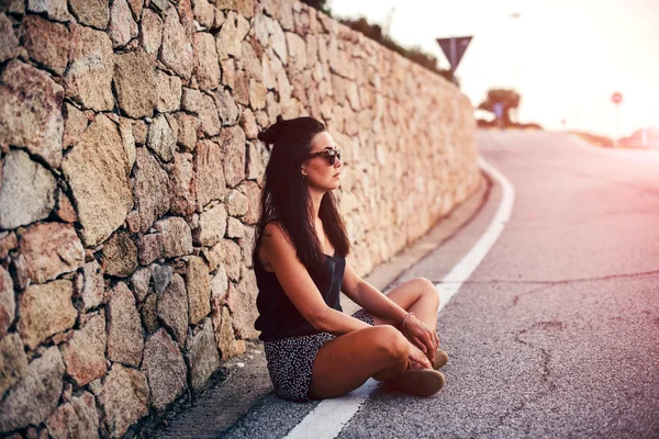 Bella ragazza turistica sulla strada — Foto Stock