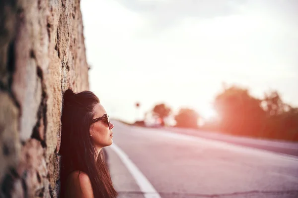 Mooie toeristische meisje op de weg — Stockfoto