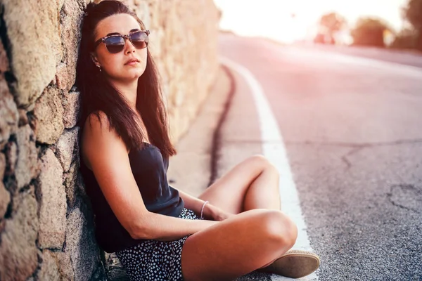 Pretty tourist girl on the road — Stock Photo, Image