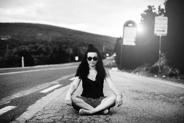 Ganska turist flicka sitter på vägen — Stockfoto