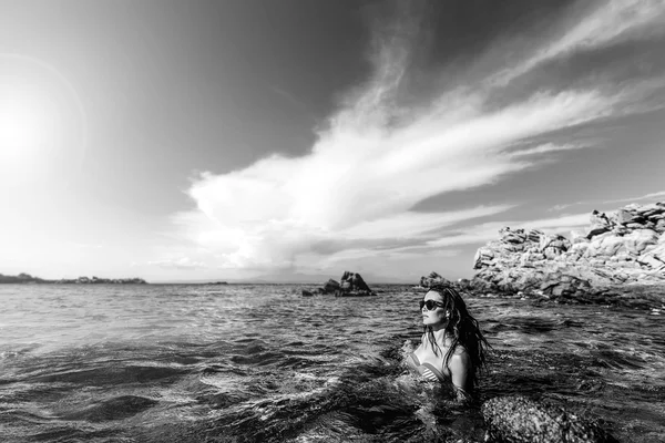 Jeune fille se détendre dans l'eau — Photo