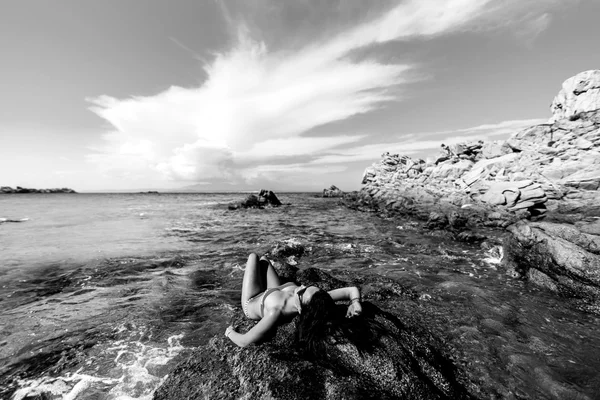 Jeune fille se détendre dans l'eau — Photo