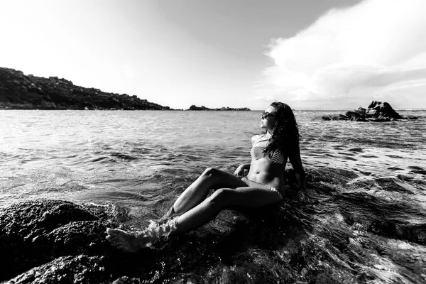 어린 소녀는 물에서 편안한 — 스톡 사진