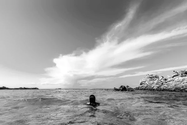 Giovane ragazza rilassante in acqua — Foto Stock