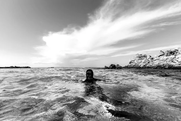 Ung flicka avkopplande i vattnet — Stockfoto