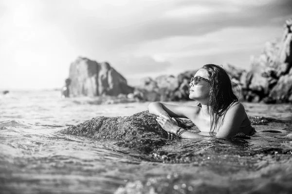 Молода дівчина розслабляється у воді — стокове фото
