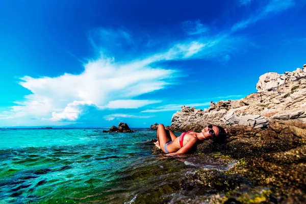 Mladá dívka relaxační ve vodě — Stock fotografie
