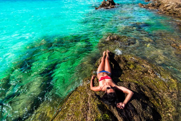 Jong meisje ontspannen in het water — Stockfoto