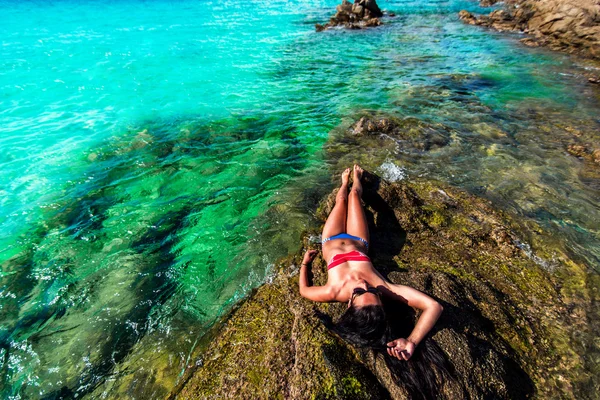 Menina relaxante na água — Fotografia de Stock