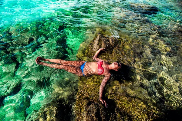 Chica joven relajándose en el agua — Foto de Stock