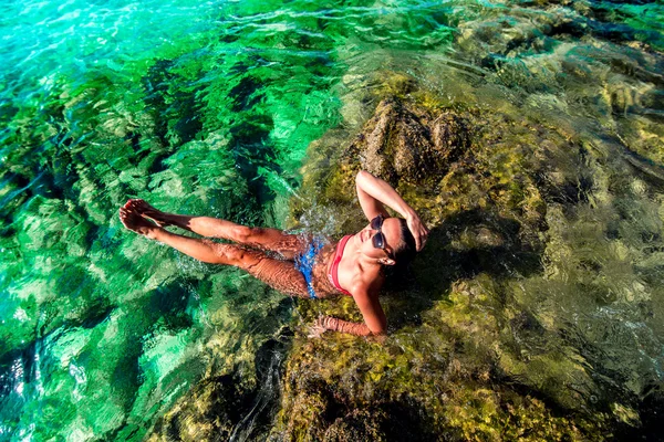 Jeune fille se détendre dans l'eau — Photo
