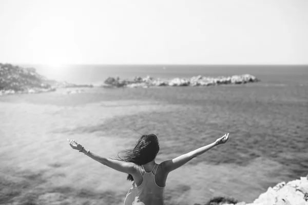 Κορίτσι χαλάρωση κοντά στη θάλασσα — Φωτογραφία Αρχείου