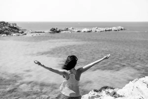 Dziewczyna relaksujący w pobliżu morza — Zdjęcie stockowe