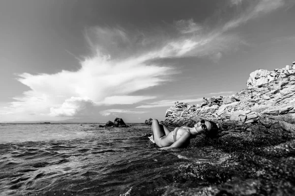 Jeune fille se détendre dans l'eau — Photo