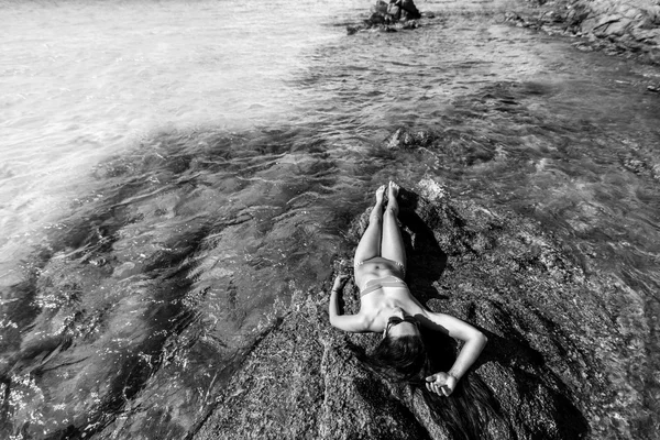 Young girl relaxing in the water — Stock Photo, Image