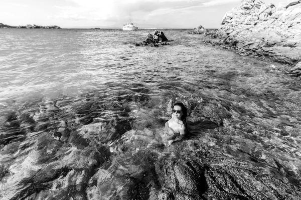 Giovane ragazza rilassante in acqua — Foto Stock