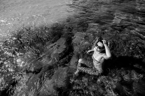 Giovane ragazza rilassante in acqua — Foto Stock
