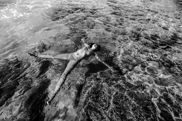 Giovane ragazza rilassante in acqua — Foto Stock