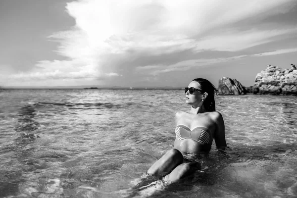 Young girl relaxing in the water — Stock Photo, Image