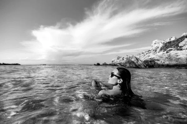 Jeune fille se détendre dans l'eau — Photo