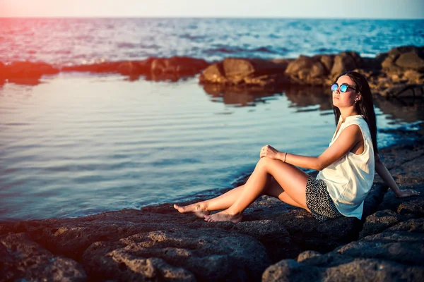 Menina relaxante por mar — Fotografia de Stock