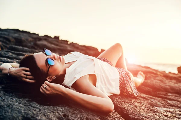 Girl relaxing by sea — Zdjęcie stockowe