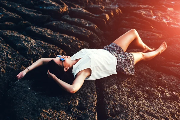 Девушка отдыхает на море — стоковое фото