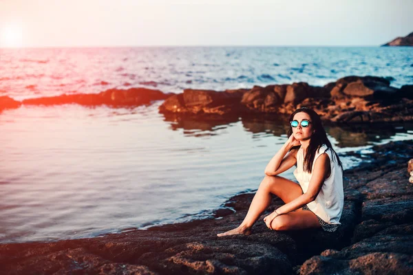 Girl relaxing by sea — Zdjęcie stockowe