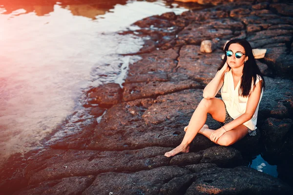 Ragazza rilassante al mare — Foto Stock