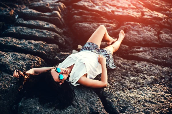Girl relaxing by sea — Stock Photo, Image