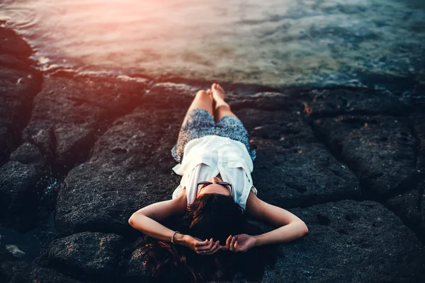 Chica relajante por el mar — Foto de Stock