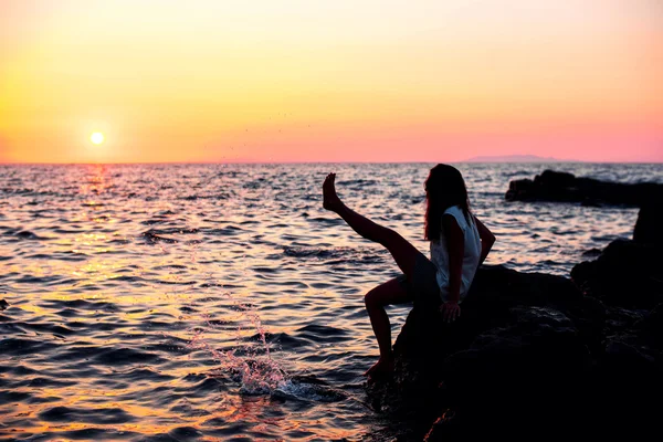 Ragazza vicino al mare al tramonto — Foto Stock