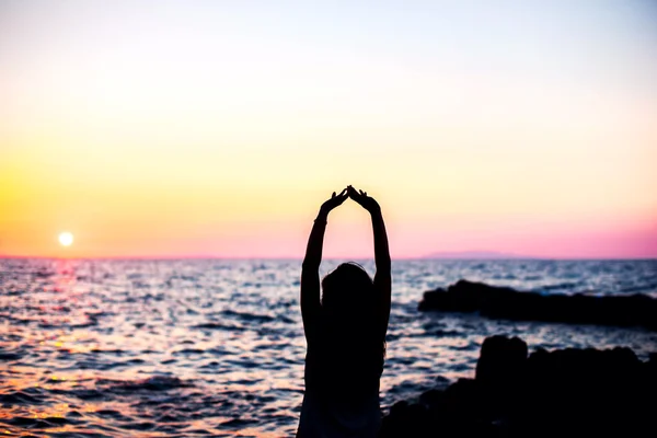 Ragazza vicino al mare al tramonto — Foto Stock