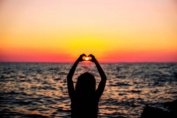 Ragazza vicino al mare al tramonto — Foto Stock