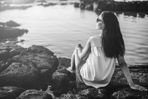 Girl ontspannen door de zee — Stockfoto