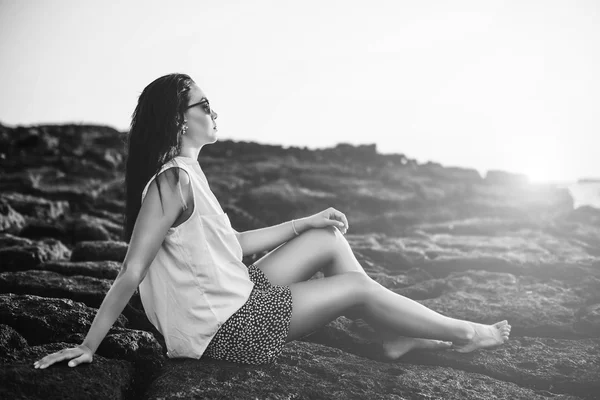 Fille détente par la mer — Photo