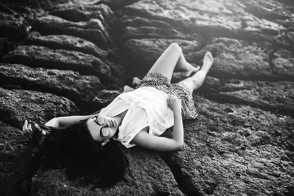 Menina relaxante por mar — Fotografia de Stock