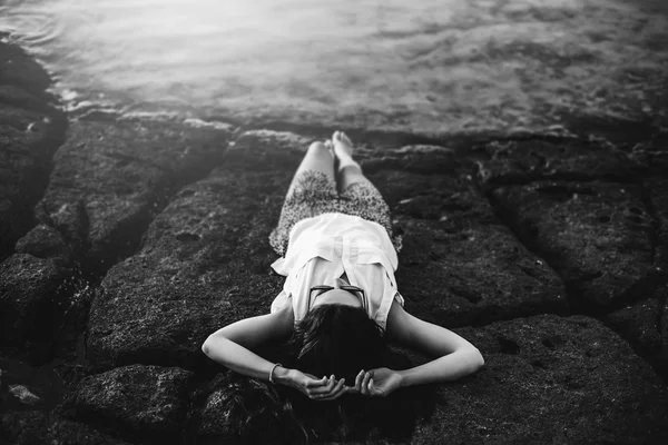 海でリラックス女の子 — ストック写真