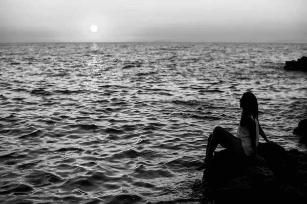 Girl near sea at sunset time — Stock Photo, Image