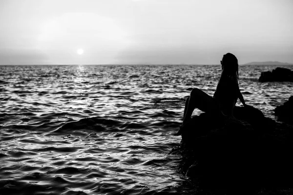 Ragazza vicino al mare al tramonto — Foto Stock