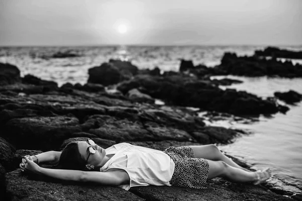 Дівчина розслабляється біля моря — стокове фото