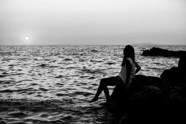 Дівчина біля моря під час заходу сонця — стокове фото