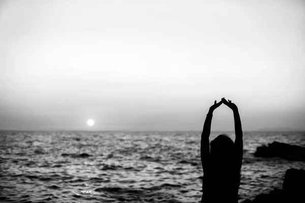 Girl near sea at sunset time — Stock Photo, Image