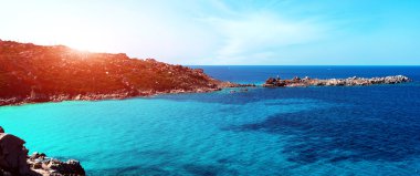 Mavi deniz ve taşlar ile manzara