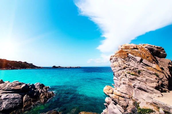 Пейзаж з блакитним морем і камінням — стокове фото