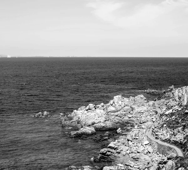 Paesaggio con mare e pietre — Foto Stock