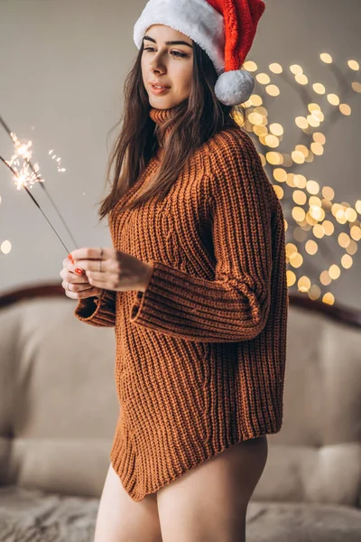Karácsony Újév Csinos Lány Pulóverben Karácsonyi Kalap Bengáli Ligts Tűzijáték — Stock Fotó