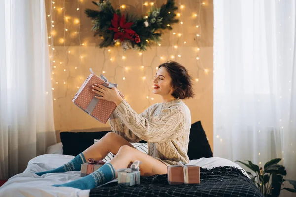 Щаслива Гарна Брюнетка Ліжку Подарунковими Коробками Навколо Неї Новий Рік — стокове фото
