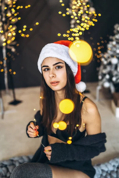 Natale Capodanno Bella Ragazza Lingerie Maglione Calze Cappello Natale Posa — Foto Stock